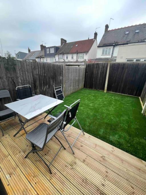 Tooting Lodge London - Cosy 2 Bedroom House With Garden, 5 Mins Walk To Tube Station Extérieur photo